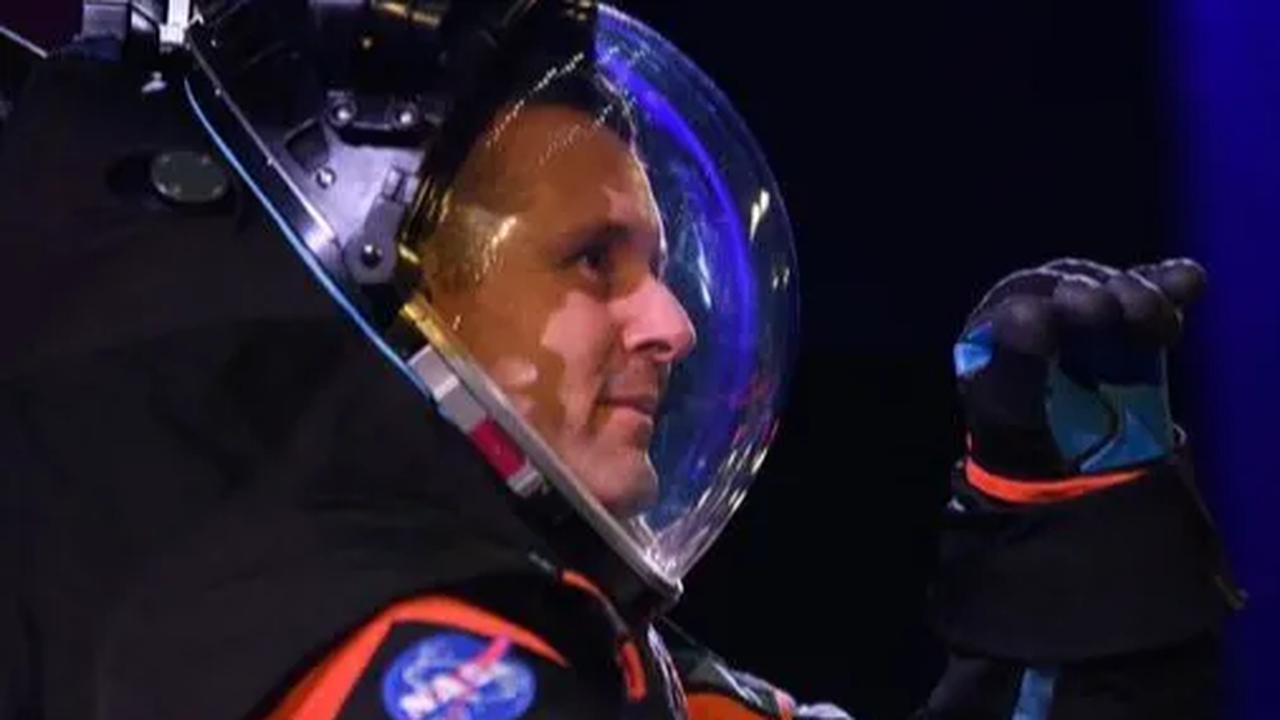 Selain itu, pakaian astronot juga menjaga agar tidak ada luka akibat debu luar angkasa.