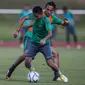 Pemain Timnas Indonesia U-22. Evan Dimas, menggocek Ezra Walian saat latihan di Stadion UKM, Selangor, Senin (14/8/2017). Ini merupakan latihan terakhir jelang laga SEA Games melawan Thailand. (Bola.com/Vitalis Yogi Trisna)