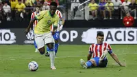 Pemain Brasil Vinicius Junior mengontrol bola&nbsp;dalam pertandingan Grup D Copa America 2024&nbsp;melawan Paraguay di Allegiant Stadium, Las Vegas, pada Sabtu (29/6/2024) pagi WIB. (Kevork Djansezian/Getty Images/AFP)