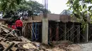 Penyidik Bareskrim Polri saat menyegel rumah yang diduga milik Indra Kesuma atau Indra Kenz di Cluster Narada Sutera Alam Sutera, Serpong Utara, Tangerang Selatan, Jumat (18/3/2022). Bareskrim terus mengejar aliran dana Indra Kenz dalam kasus investasi bodong dan penipuan. (Liputan6.com/JohanTallo)