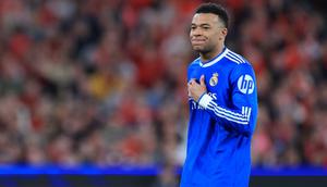 Penyerang Real Madrid asal Prancis, Kylian Mbappe, bereaksi setelah gagal memanfaatkan peluang gol selama pertandingan leg pertama babak play-off babak gugur Liga Champions UEFA antara SL Benfica dan Real Madrid CF di Estadio da Luz di Lisbon pada 17 Februari 2026. Kylian Mbappe, yang menderita cedera lutut kiri sejak Desember 2025, saat ini berada di Paris bersama staf medis Real Madrid untuk "menilai perkembangan" cederanya, tetapi tidak ada "operasi" yang direncanakan "pada tahap ini", AFP mengetahui pada 2 Maret 2026, dari rombongan striker Prancis tersebut.
(PATRICIA DE MELO MOREIRA/AFP)