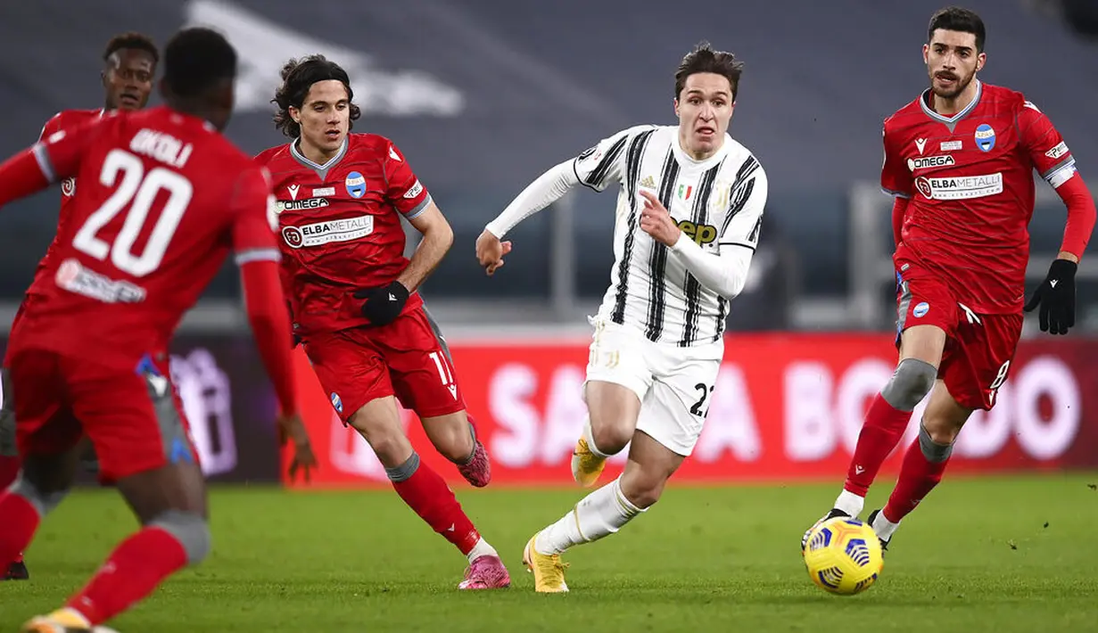 Pemain Juventus, Federico Chiesa, berusaha melewati pemain SPAL pada laga Coppa Italia di Stadion Allianz, Rabu (27/1/2021). Juventus menang dengan skor 4-0. (Fabio Ferrari/LaPresse via AP)