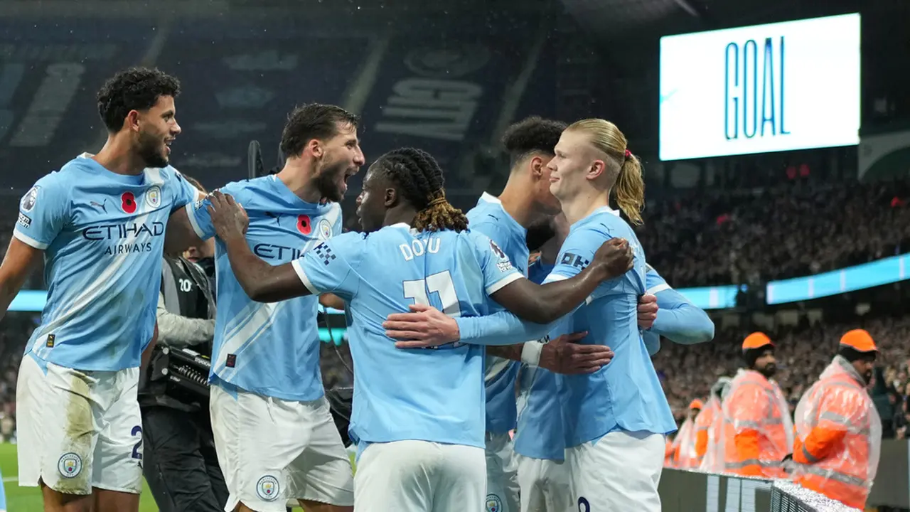 Skuad Manchester City merayakan gol Erling Haaland ke gawang Liverpool di pekan ke-11 Liga Inggris 2025/2026 di Etihad Stadium, Minggu (09/11/2025). (AP Photo/Jon Super)