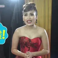 Ayu Ting Ting dan Ruben Onsu membuat video cover Pen Pineapple Apple Pen (PPAP) di ruang satpam.