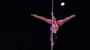 Kelenturan tubuh Little Snipper saat mengikuti Kompetisi Divison Profesional selama Kejuaraan Pole Dance (USPDF) AS 2019 di New York, 13 April 2019. Pole Dance merupakan seni pertunjukan gabungan tari dan akrobat yang menggunakan tiang. (TIMOTI A. CLARY / AFP)