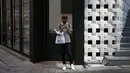 Seorang wanita beraktivitas memakai masker saat berada di pusat perbelanjaan Myeongdong di Seoul, Korea Selatan, Rabu (3/6/2015). MERS pertamakali ditemukan pada tahun 2012 yang sebagian besar berpusat di arab Saudi. (REUTERS/Kim Hong-Ji)