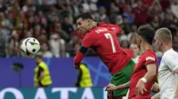 Bintang Portugal Cristiano Ronaldo hanya bisa menyaksikan bola melewati dirinya saat melawan Slovenia pada laga 16 besar Euro 2024 (AP)