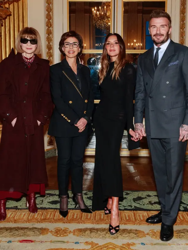 Penampilan David Beckham saat Victoria Beckham Raih Gelar Ksatria dari Prancis. [@victoriabeckham]