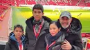 Seru menikmati momen liburan akhir tahun bersama suami dan kedua anaknya, Bunga Zainal mampir ke Stadion Manchester United di Inggris. Dalam momen tersebut, aktris yang menikah dengan produser tersebut banyak abadikan saat berada di markas tim The Red Devils United. (Liputan6.com/IG/@bungazainal05)