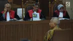 Mantan Dirjen Hubla Kemenhub, Antonius Tonny Budiono menyimak pembacaan dakwaan pada sidang perdana di Pengadilan Tipikor, Jakarta, Kamis (18/1). Sidang beragendakan pembacaan dakwaan oleh Jaksa Penuntut Umum. (Liputan6.com/Helmi Fithriansyah)
