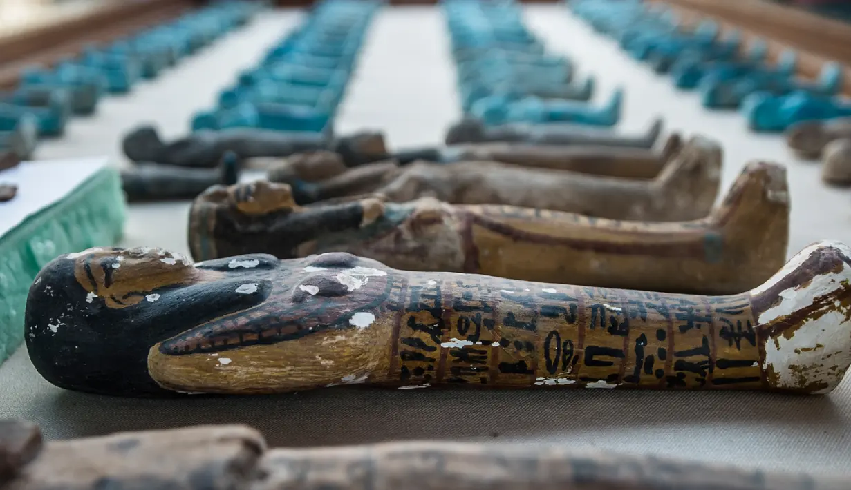 Patung kecil yang diukir dari kayu yang ditemukan di makam kuno di kota Luxor, Mesir (9/9). (AFP Photo/Khaled Desouki)