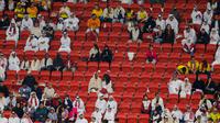 Suporter Qatar saat laga matchday pertama Grup A Piala Dunia 2022 antara Qatar menghadapi Ekuador di Al-Bayt Stadium, Qatar, Minggu (20/11/2022) malam WIB. (AFP/Odd Andersen)