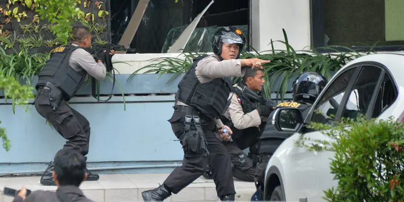 20160114-Aksi Menegangkan Polisi Baku Tembak Usai Ledakan Bom di Sarinah-Jakarta