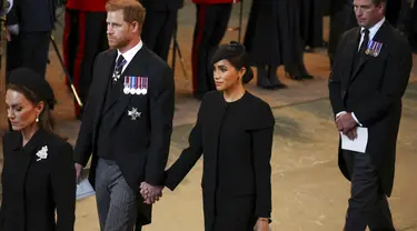 Pangeran Harry dan Meghan Markle menghadiri prosesi persemayaman mendiang Ratu Elizabeth II di Westminster Hall, London, 14 September 2022. (Phil Noble/Pool Photo via AP)