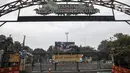 Spanduk pemberitahuan penutupan terlihat di Taman Margasatwa Ragunan, Jakarta, Sabtu (26/6/2021). Taman Margasatwa Ragunan tutup sementara menyusul Pemberlakuan Pembatasan Kegiatan Masyarakat (PPKM) Mikro terkait melonjaknya kasus COVID-19 di Jakarta. (Liputan6.com/Johan Tallo)