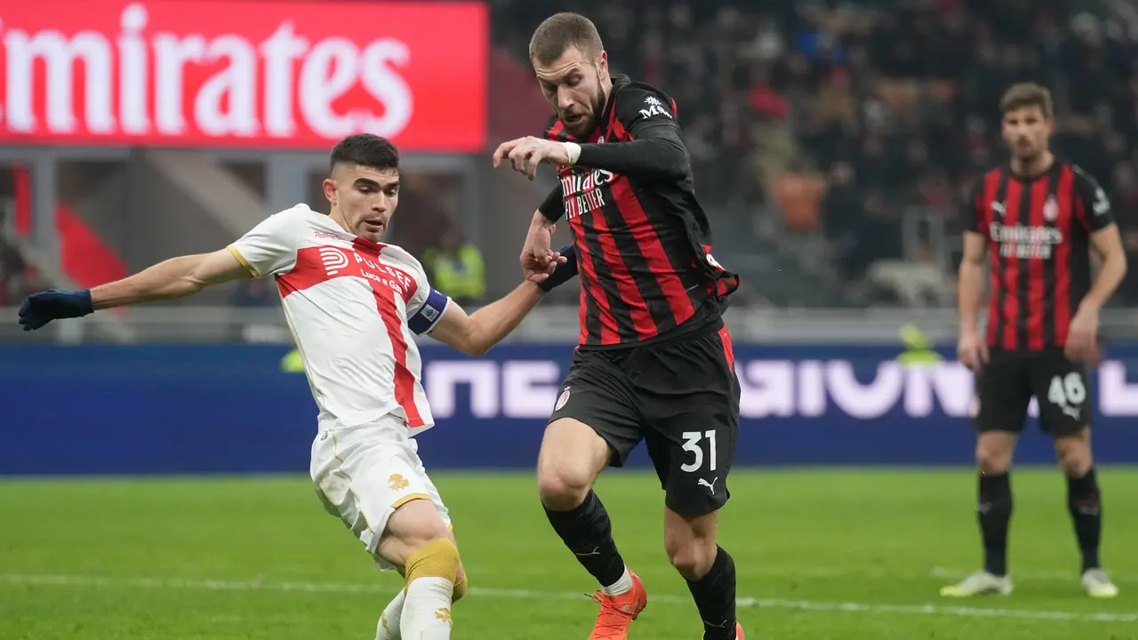 Aksi Strahinja Pavlovic (kanan) di laga AC Milan vs Genoa di pekan ke-19 Liga Italia 2025/2026 di San Siro, jumat (09/01/2026).