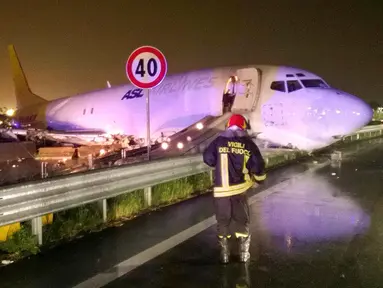 Pesawat kargo DHL tergelincir hingga menutupi jalan raya di Orio al Serio, Milan, Italia (5/8). Kejadian ini terjadi pada 4 pagi waktu setempat. (REUTERS)