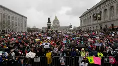 Massa berkumpul di Balai Kota di San Francisco, AS, Sabtu, AS, Sabtu (21/1). Aksi ini merupakan aksi protes yang menolak Trump karena kebencian dan rasisme yang selama ini sering dilayangkannya. (AP Photo)