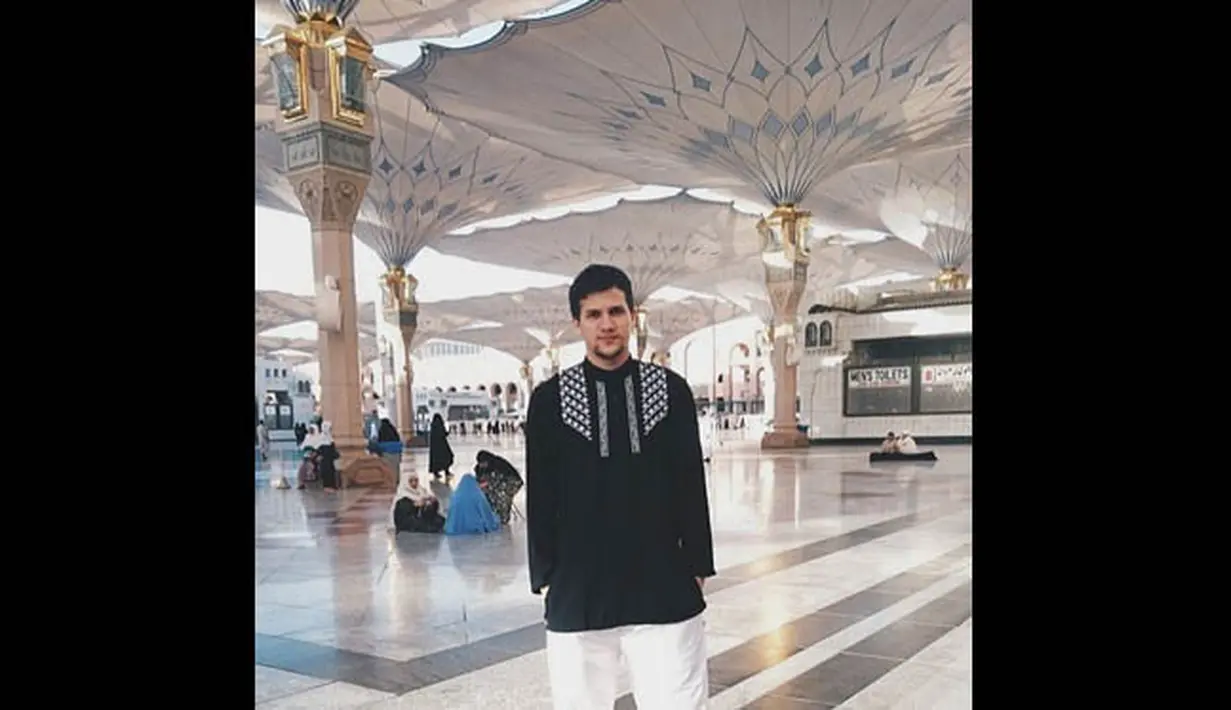 Dalam foto yang diunggah ke akun Instagramnya, Stuart Collin tampak mengenakan busana muslim berwarna hitam. (instagram.com/stuartcollin)