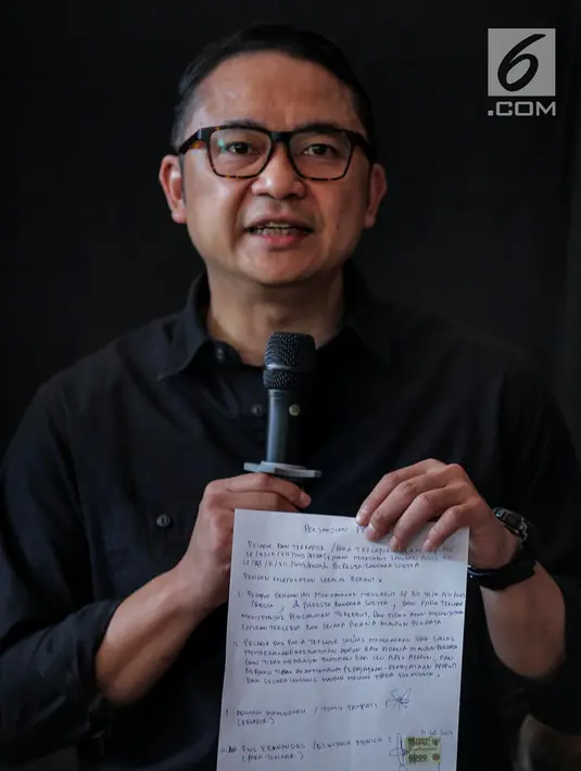 Dirut Garuda Indonesia I Gusti Ngurah Askhara Danadiputra menunjukkan surat perjanjian perdamaian Garuda Indonesia dengan youtuber Rius Vernandes, Jakarta, Jumat (19/7/2019). Garuda Indonesia dan Rius Vernandes menandatangani perjanjian perdamaian. (Liputan6.com/Faizal Fanani)