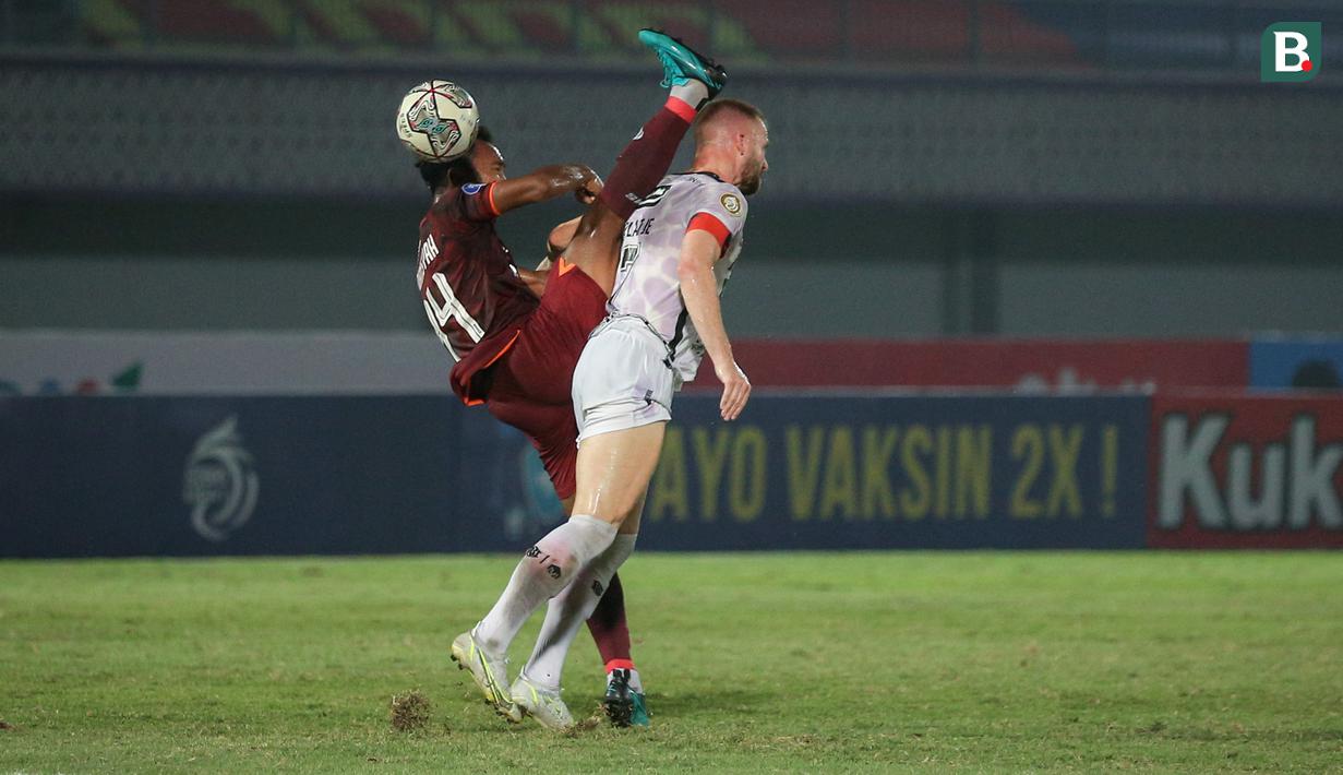Pemain Borneo FC, Nur Diansyah (kiri) berebut bola dengan pemain Bali United, Antonius Platje dalam laga pekan ke-5 BRI Liga 1 2021/2022 di Stadion Indomilk Arena, Tangerang, Selasa (28/09/2021). Kedua tim bermain imbang 1-1. (Bola.com/Bagaskara Lazuardi)