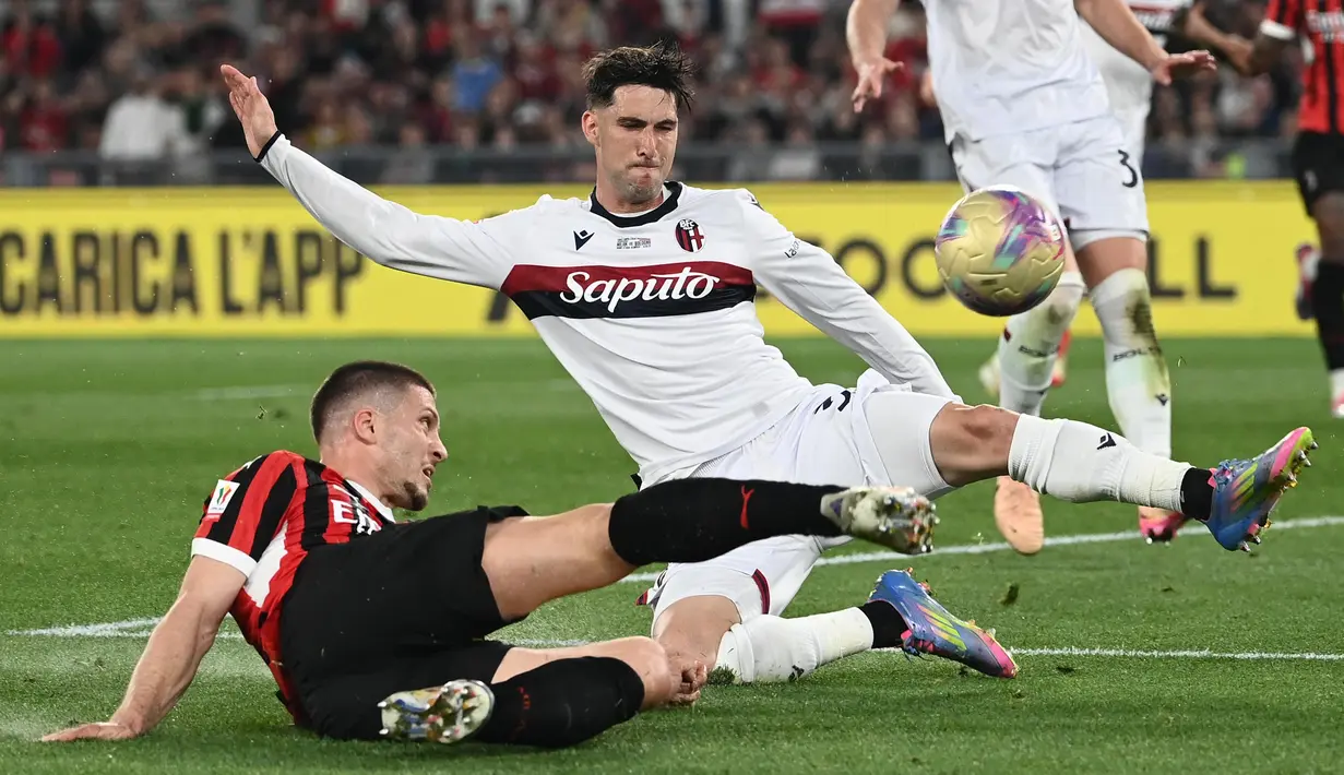 Laga final antara AC Milan dan Bologna berlangsung ketat dan sengit. (Isabella BONOTTO/AFP)