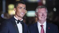 Gelandang Real Madrid Cristiano Ronaldo (kanan) berfoto dengan mantan pelatih Manchester United, Alex Ferguson (kiri), pada acara pemutaran perdana film dokumenter tentang Ronaldo, di London, Senin (9/11/2015). (AFP PHOTO / JACK TAYLOR)