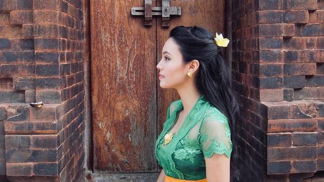 8 Potret Ayu Anggika Bolsterli Kenakan Kebaya Sebelum Menikah, Tampilkan Pesona Mba-Mba Jawa Meski Berwajah Bule