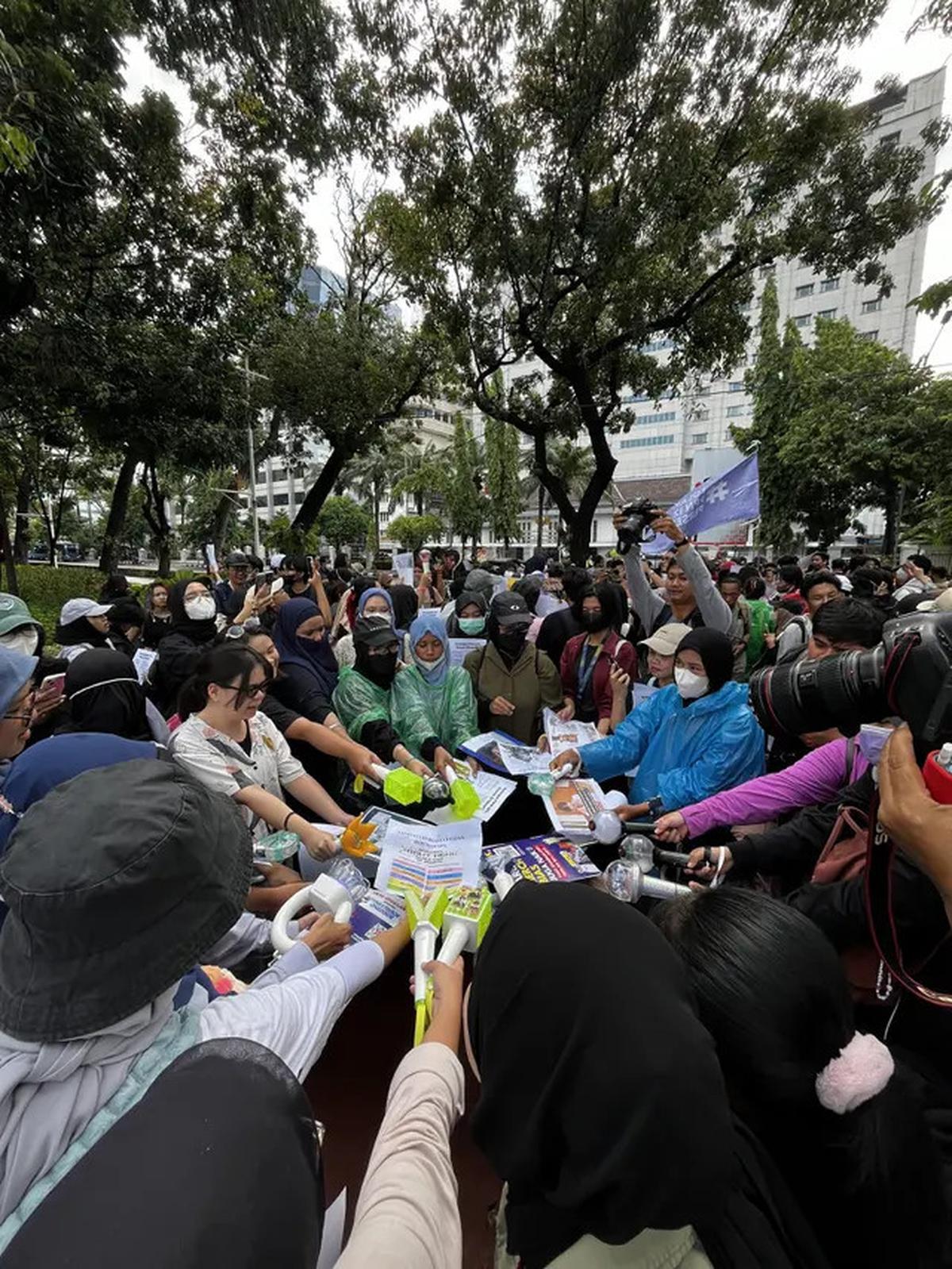 6 Potret K-Popers Demo Tolak Kenaikan PPN 12 Persen, Semua Fandom Bersatu