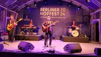 Sandhy Sondoro saat tampil di gelaran Berliner Hoffest 2024, Jerman. (Ist/Dok. Eno Malam Biru Prod)