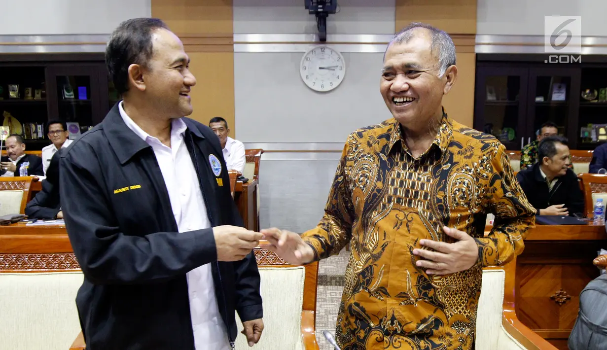 Ketua KPK Agus Rahardjo (kanan) berbincang dengan Ketua BNN Heru Winarko saat mengikuti rapat bersama Komisi III DPR di Kompleks Parlemen, Jakarta, Rabu (12/6/2019). Rapat tersebut membahas Rencana Kerja dan Anggaran (RKA) K/L Tahun Anggaran 2020. (Liputan6.com/JohanTallo)