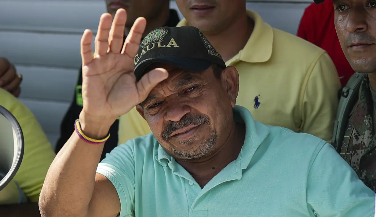 Tak hanya itu seorang Pastor dari gereja katolik juga ikut serta dalam pembebasan ayah Luis Diaz. (AP Photo/Ivan Valencia)