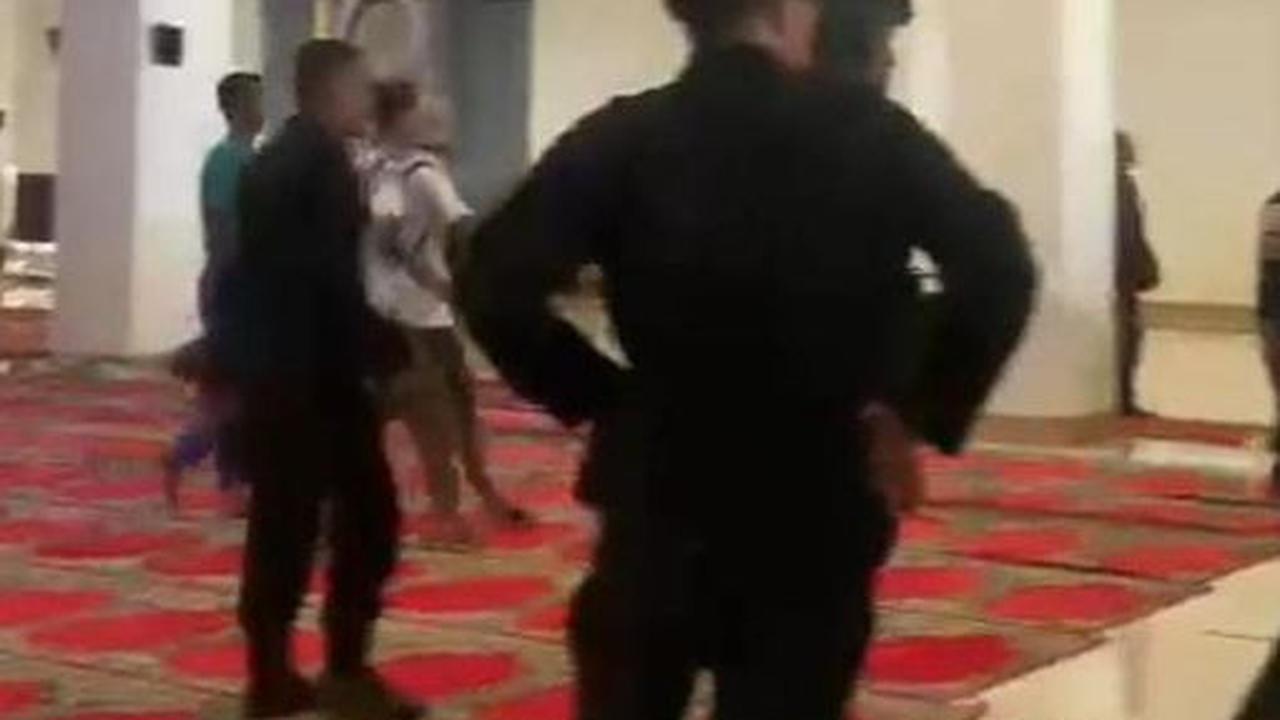 Viral di sosial media memperlihatkan sejumlah anggota Brimob Polri mengenakan sepatu di sebuah ruangan yang disebut sebagai Masjid Raya Sumbar.