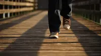 Jalan 7.000 langkah sehari bisa membua tubuh sehat dan panjang umur (dok.unsplash/ Frank Busch)