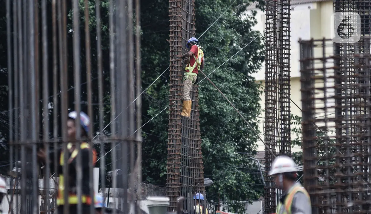 Aktivitas pekerja menyelesaikan proyek revitalisasi Taman Ismail Marzuki (TIM) Tahap I, Jakarta, Rabu (6/1/2021). Progres revitalisasi TIM Tahap I yang meliputi gedung perpustakaan, wisma seni, parkir taman, dan Masjid Amir Hamzah itu telah mencapai 55 persen. (merdeka.cim/Iqbal S.Nugroho)