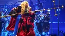 "Sesungguhnya saya tidak butuh gitar untuk masalah yang sangat berat untuk saya ini. Kita tidak boleh lupa yang terjadi semalam, jadi saya ingin momen ini untuk mengenang tragedi, pembunuhan tragis, itu sangat menyakitkan," kata Madonna (Bintang/EPA)