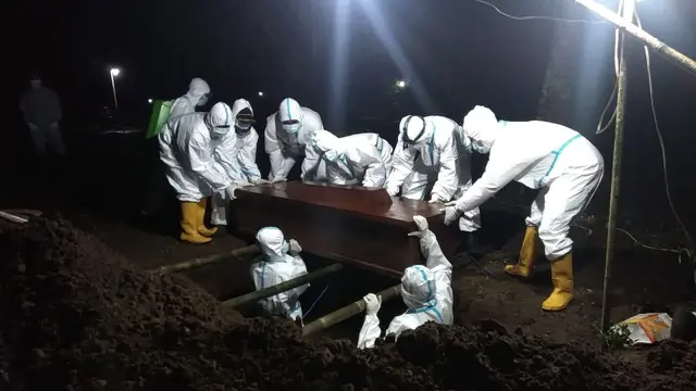 Petugas pemakaman jenazah pasien Covid-19 protokol kesehatan dan menggunakan APD lengkap. (Foto: Liputan6.com/Rudal Afgani Dirgantara)
