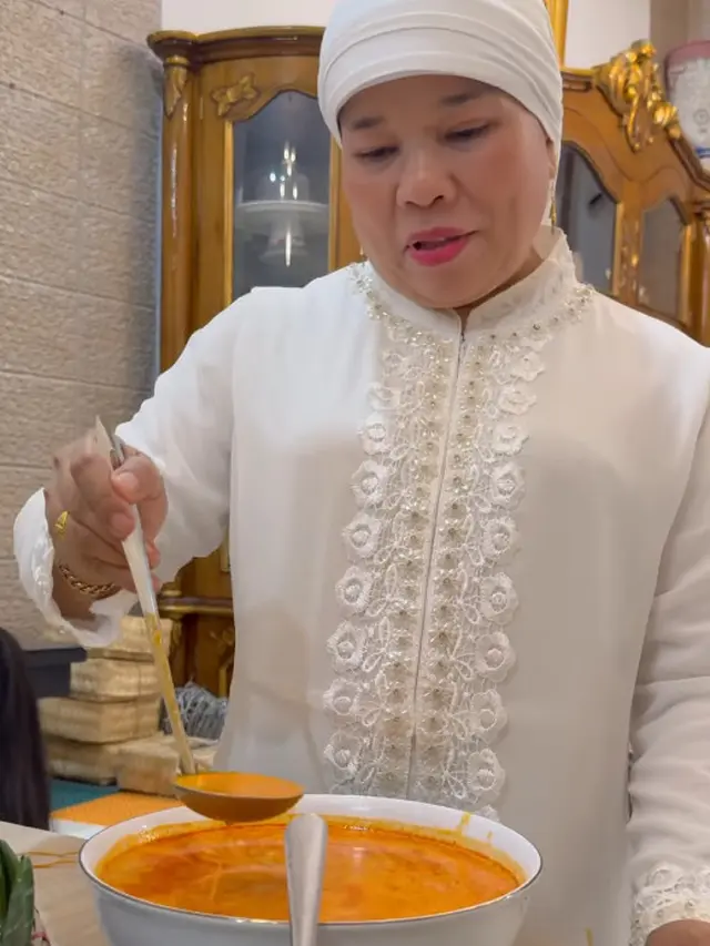 Gaya Hijab Mama Fuji yang Simpel Elegan (Foto: Instagram @fuji_an dan @dewizuhriati)