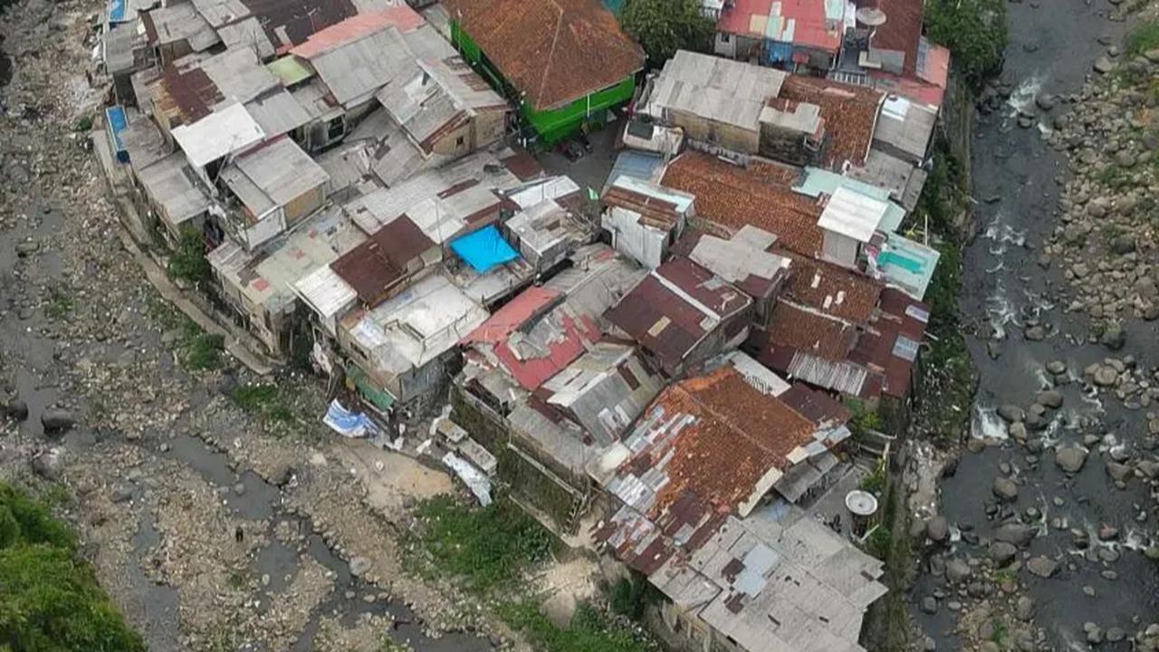 Bahkan masalah lain pun muncul, seperti sampah yang mulai memenuhi sekitar bantaran sungai.