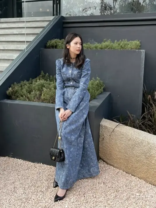 Siluet long dress dengan potongan minimalis menghadirkan gaya yang begitu elegan. [Foto: Instagram/ Laura Basuki]