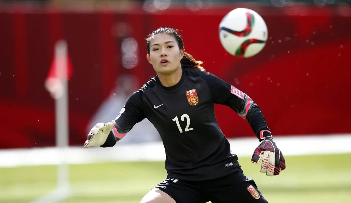 Aksi Wang Fei saat melawan Kamerun di babak 16 Piala Dunia Wanita 2015, Stadion Commonwealth, Kanada. Foto diambil pada Senin (20/6/2015). Para pria bukan hanya terpukau dengan aksinya di lapangan tetapi juga dengan kecantikannya. (Reuters/ Michael Chow)
