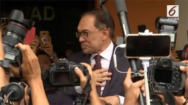 Anwar Ibrahim resmi dibebaskan dari penjara setelah ditahan sejak 2015 atas kasus dugaan sodomi. Ia diampuni oleh raja Malaysia, dan dikembalikan hak berpolitiknya.