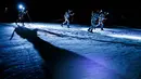 Sejumlah peserta berjalan di malam hari saat mengikuti lomba Patroli Gletser dengan latar belakang gunung Matterhorn di resor ski Zermatt, Swiss (17/4). Lomba ini berlangsung dari 17 hingga 21 April.  (Valentin Flauraud/Keystone via AP)