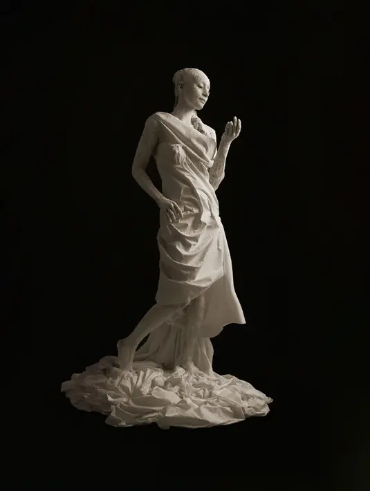 Kali ini, ia tampak bagai patung Romawi dengan lilitan kain serba putih.  [Foto: Instagram/ Tatjanasaphira]