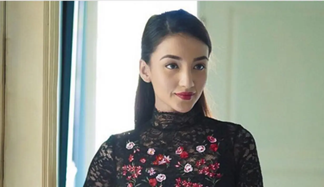 Dalam tulisan panjang tersebut, Tsania Marwa menegaskan bahwa anak-anaknya yang dibutuhkan hanyalah ibunya. Seperti diketahui, sejak rumah tangganya dengan Atalarik Syah tidak harmonis, Marwa terpisah dengan buah hatinya. (Instagram/tsaniamarwa54)