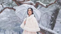 Dalam pemotretannya ini berbeda dengan pemotretan banyak selebriti Indonesia yang pernah ke Korea Selatan. Kalau biasanya jalani pemotretan dengan hanbok pada cuaca yang cerah. Namun Lyodra jalani pemotretan dengan tema hujan salju. (Liputan6.com/IG/@lyodraofficial)