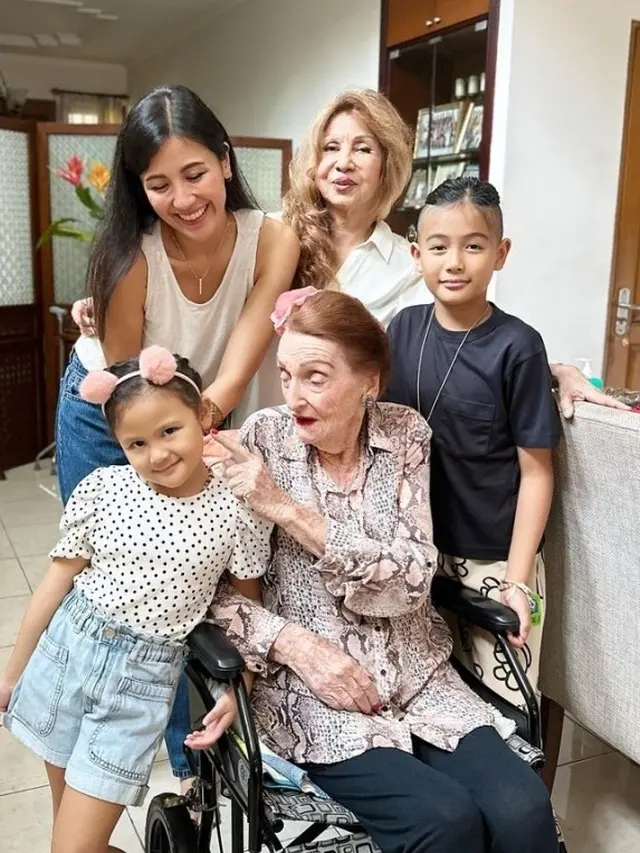 Nenek Sharena Gunawan (Instagram/mrssharena)