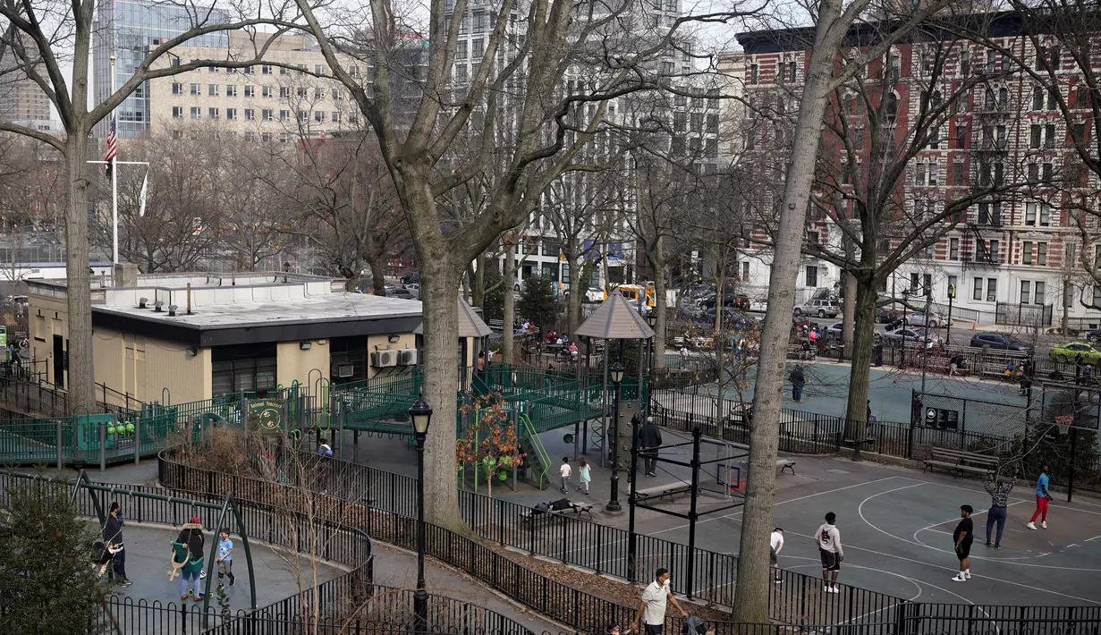 Orang-orang menikmati cuaca seperti musim semi di Morningside Park di New York (11/3/2021).  Cuaca hangat yang tidak wajar membuat warga New York keluar setelah awal tahun bersalju. (AP Photo / Seth Wenig)