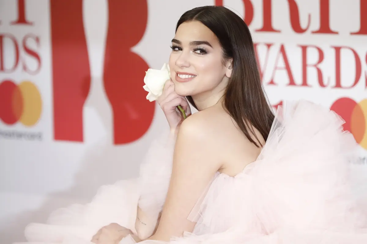 [Bintang] Reaksi Dua Lipa Saat Jurnalis Ini Tanya Alasan Turnya Batal