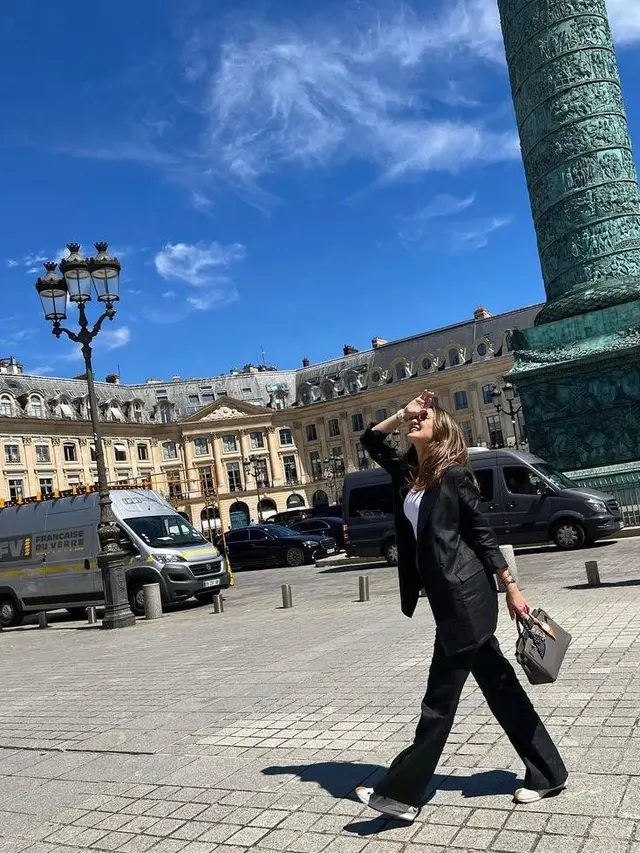 11 Potret Luna Maya Liburan di Amsterdam dan Paris, Tetap Memesona dengan Outfit Casual